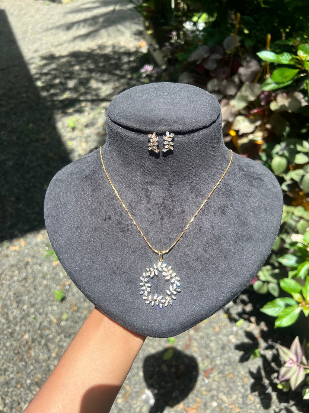 Premium quality trending party wear diamond finish leaf pendant with stud product code D300