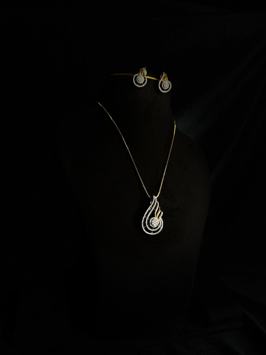 Premium diamond finish pendant set