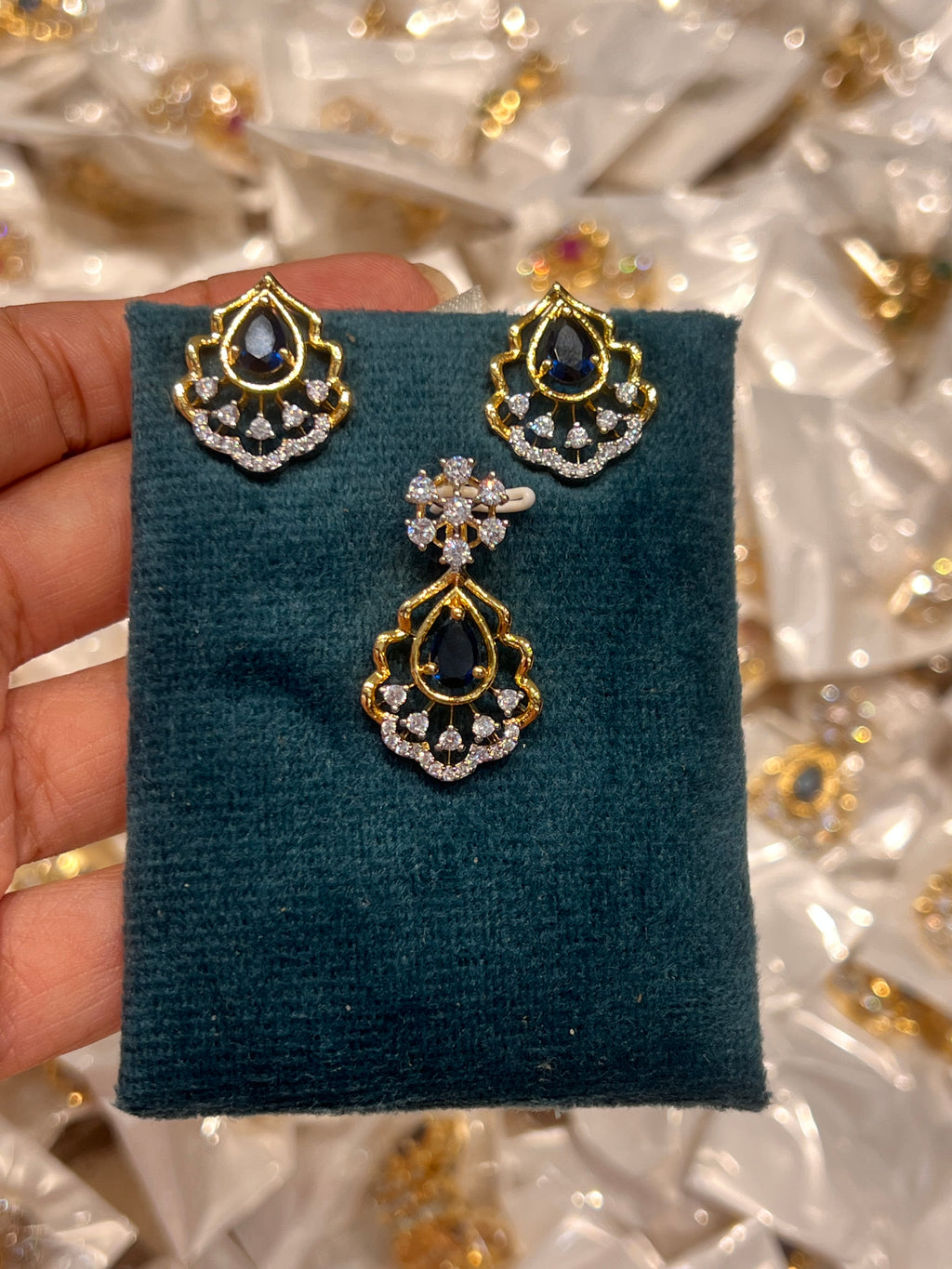 Premium diamond finish pendant set product code D355