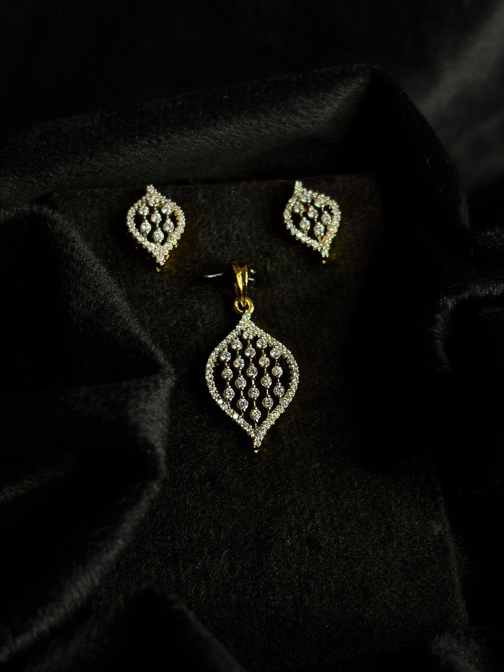 Premium occasion wear diamond finish pendant set product code D106