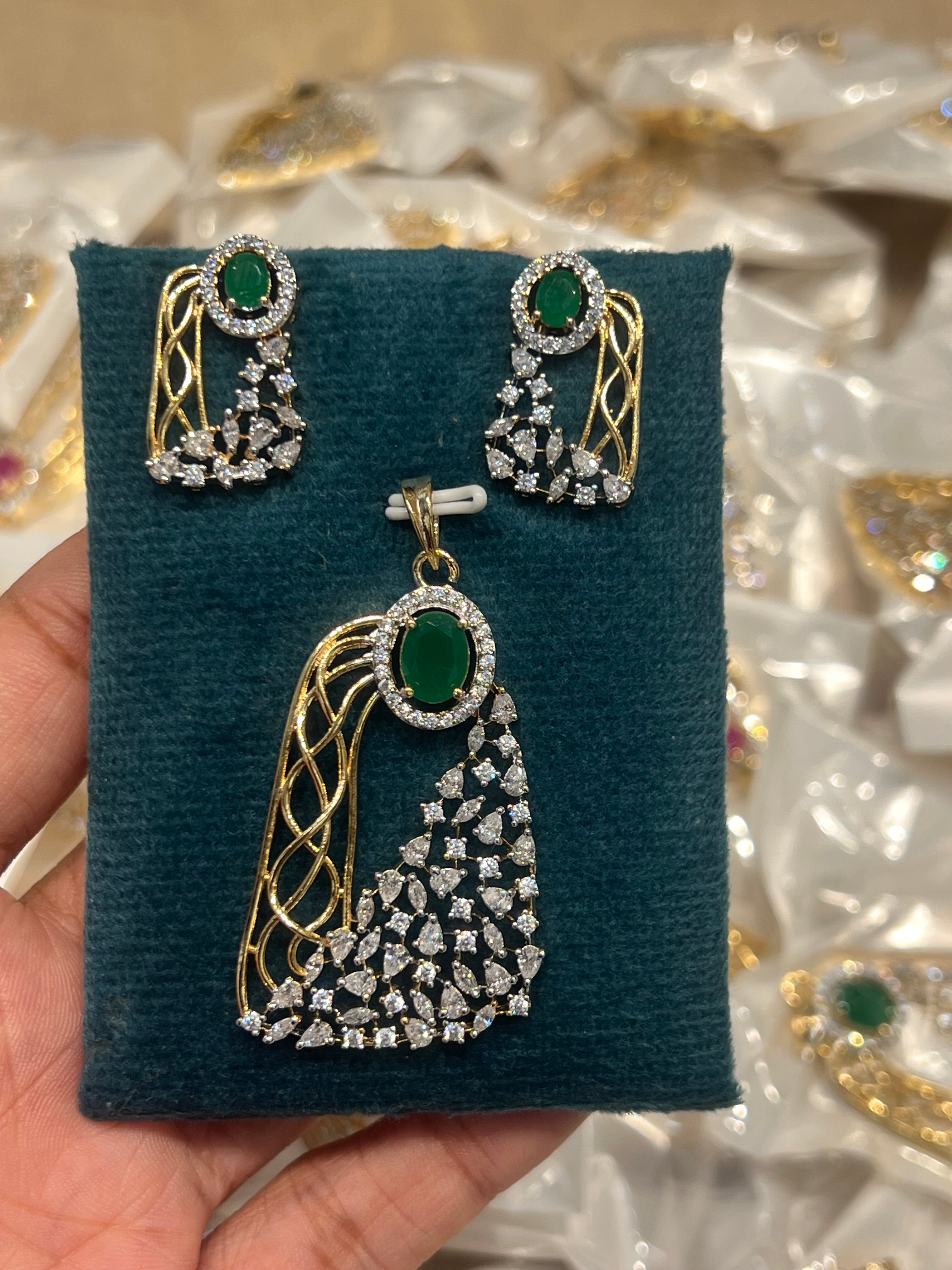 Premium diamond finish pendant set product code D39