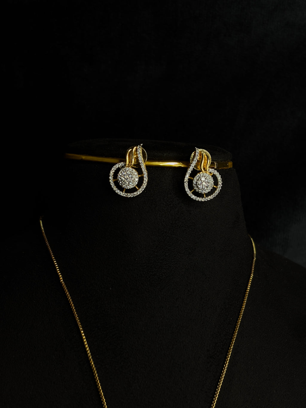 Premium diamond finish pendant set
