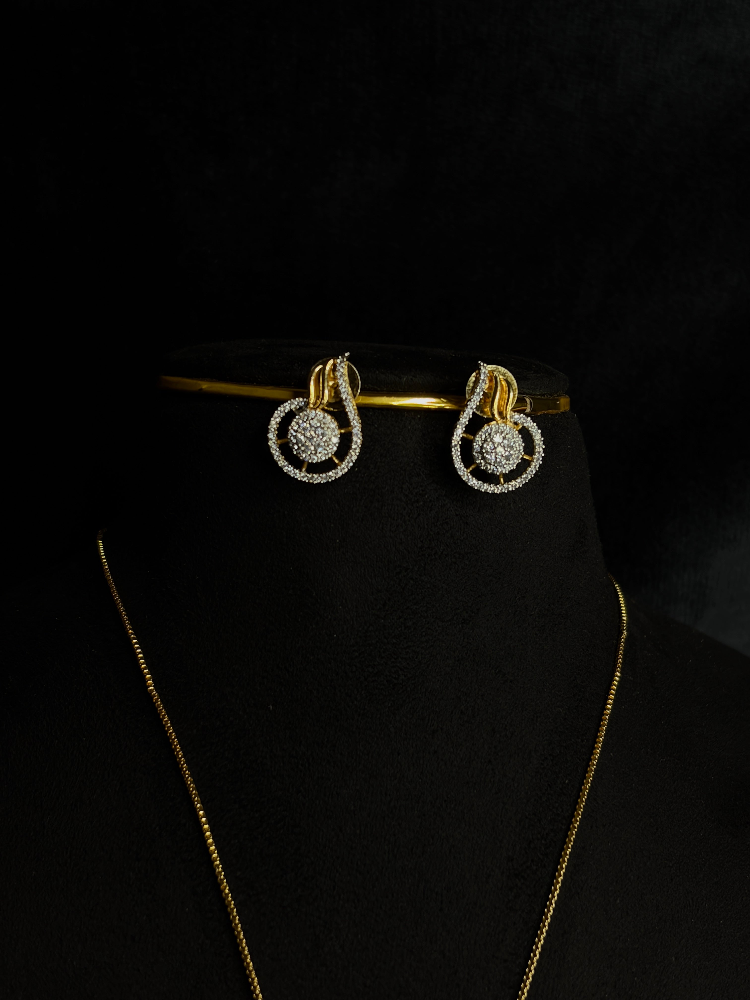 Premium diamond finish pendant set