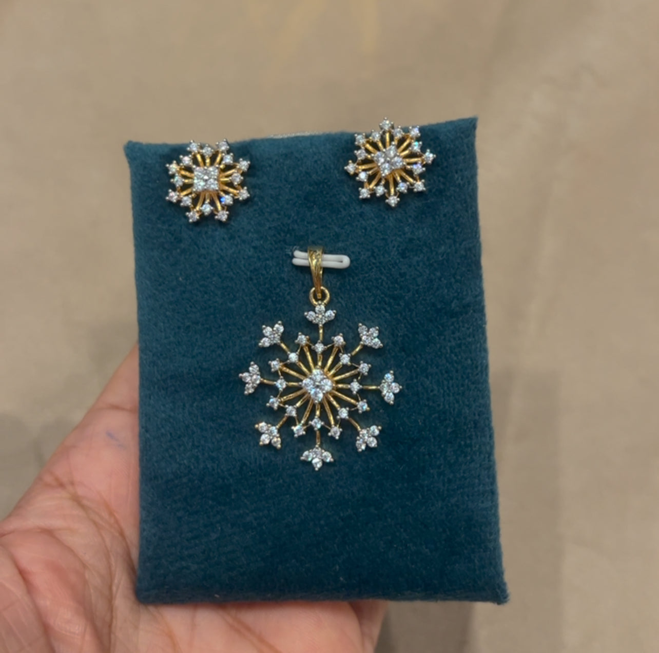 Premium diamond finish pendant set product code d156