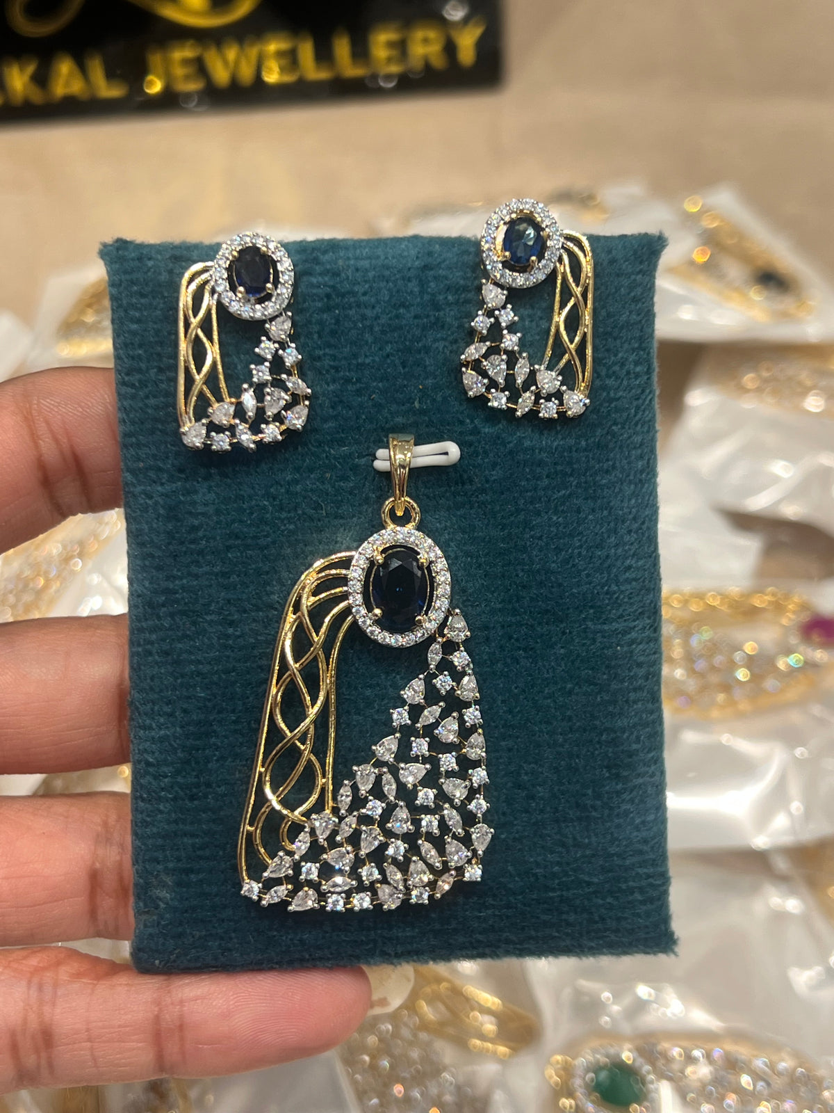 Premium diamond finish pendant set product code D39